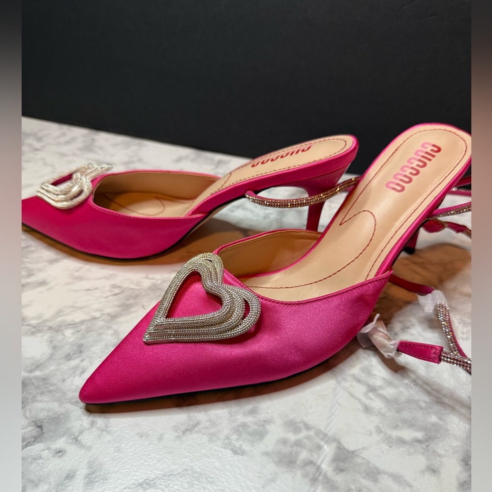 Fuchsia Pink Satin Heels with 3 Heart Rhinestones   Detail women’s size 10